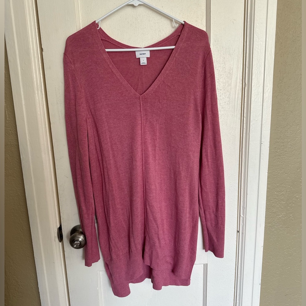 Old Navy Women's V-Neck Oversized Sweater in Rose Pink. Great condition. Size L